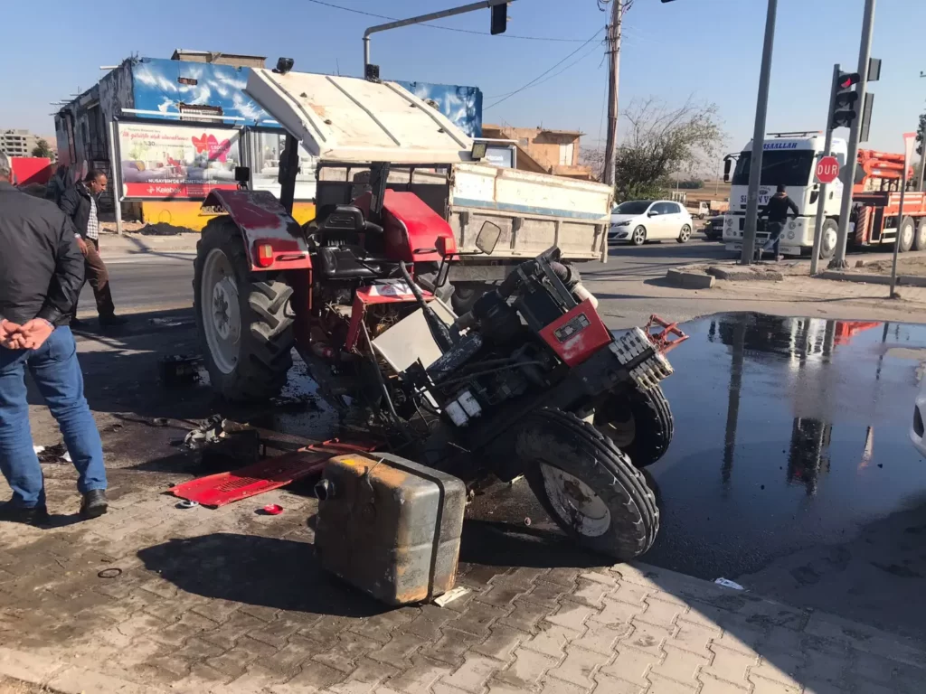 Otogar kavşağında tır ve traktör kazası, 1 yaralı