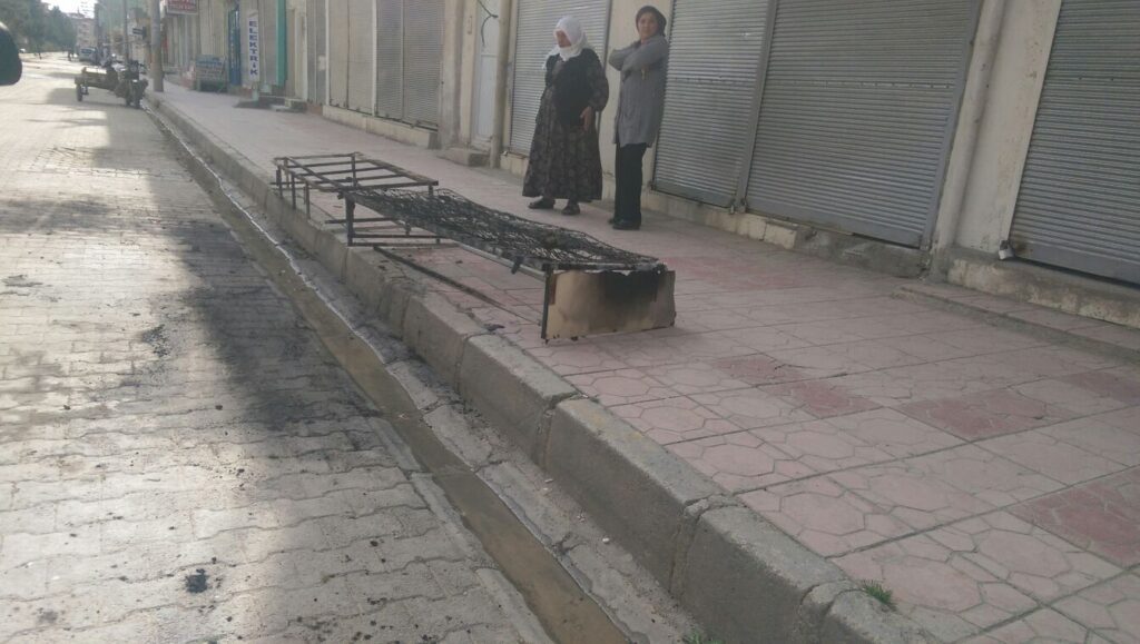 <strong>PKK üyeleri taşınmak isteyen halkın eşyalarını yaktı</strong>