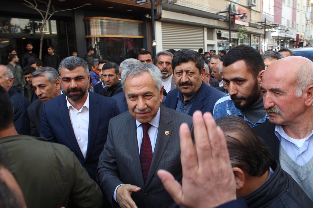 TBMM eski Başkanı Arınç Nusaybin’de seçim çalışmalarına katıldı