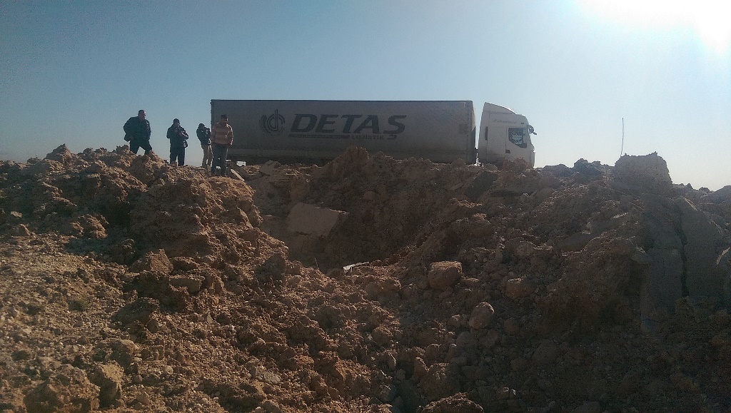 Tarihi ipek yolundaki patlama yola büyük hasar verdi