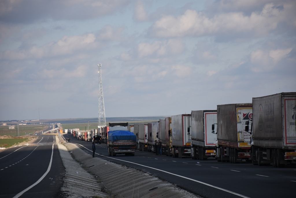 Tır kuyruğu 30km buldu