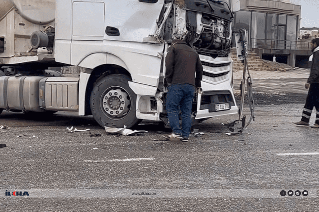 Mardin’de bir tır çöp toplama aracına çarptı