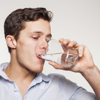 “Günde 2 litre su içmek lazım” tezi çürütüldü!