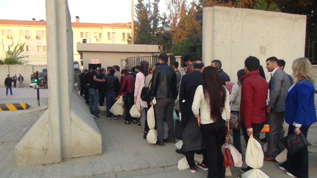 Referandun oy pusulaları seçim kuruluna getirilmeye başlandı
