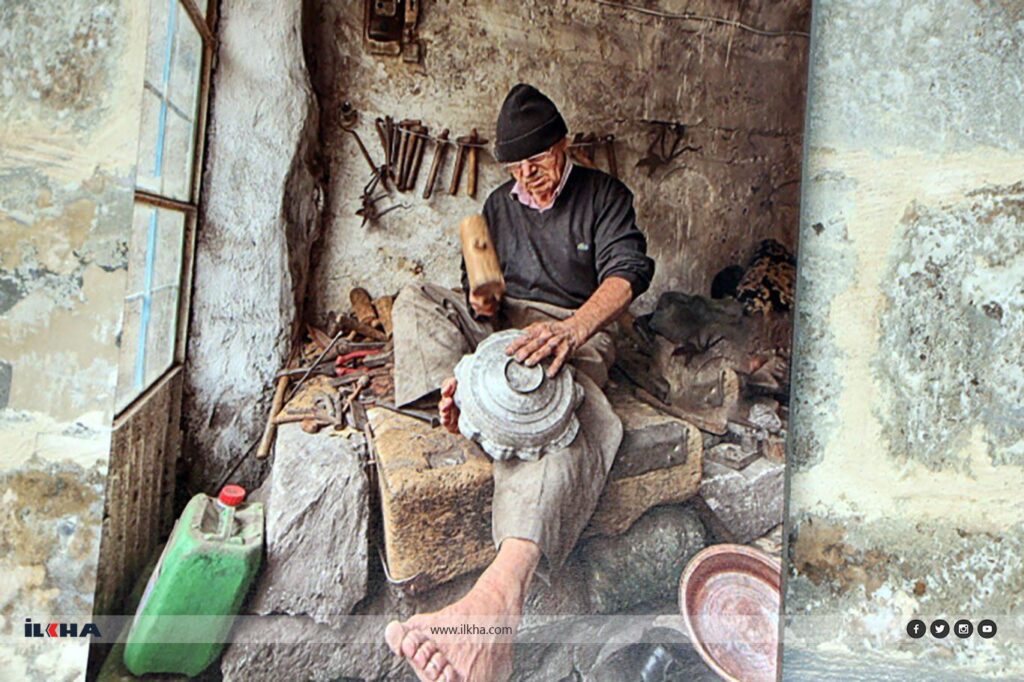 Bakır ustası 67 yıldır Kur’an okuyarak mesleğini icra ediyor