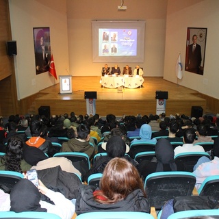 Ağrı İdeal Gençlik Kulübü “Bilimler Işığında Yaratılış” adlı konferans düzenledi