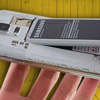 Akıllı telefonlarda çıkarılabilir bataryalar geri dönüyor