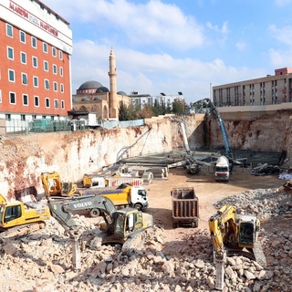 Artuklu ilçesinde iki katlı kapalı otopark projesinin ilk betonu döküldü, Nusaybin Medya