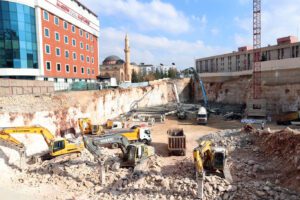 Artuklu ilçesinde iki katlı kapalı otopark projesinin ilk betonu döküldü