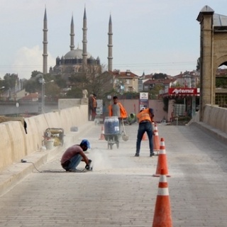 Edirne’nin tarihi köprülerinden hala araçlar geçiyor