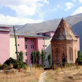 Kümbetin siluetini bozan TOKİ binası yıkıldı