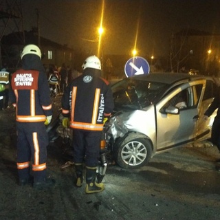 Malatya’da 2 araç çarpıştı: Biri ağır 3 yaralı