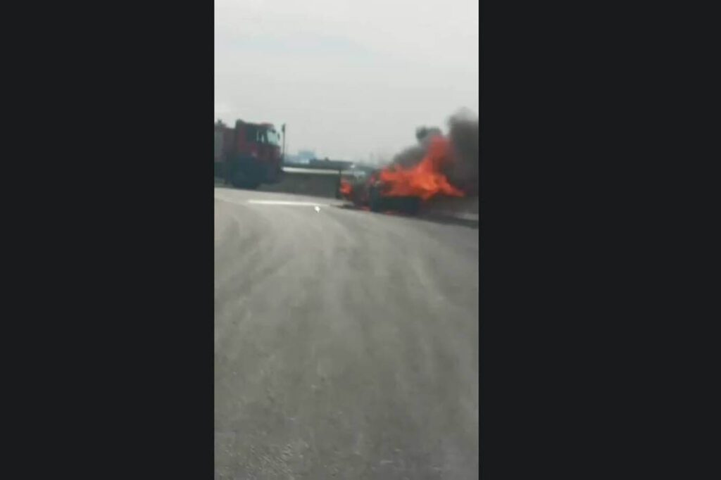 Mardin’de seyir halindeki otomobil alev aldı