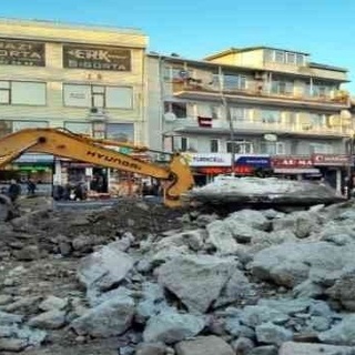 Büyükçekmece’de inşaat için temel kazarken lahit kapağı buldular