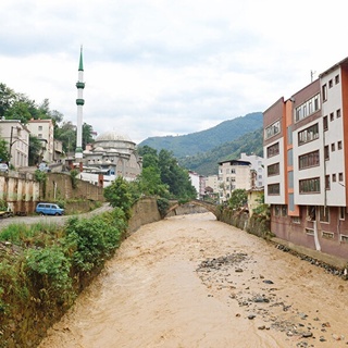 Rize’de yol çöktü