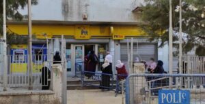 Depremde hasar gören Nusaybin PTT binası kapatıldı