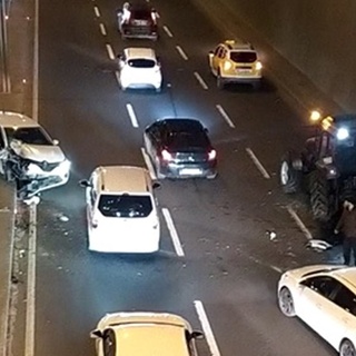 Otomobil traktöre çarptı: 2 yaralı