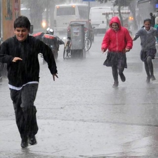Yağmurda az ıslanmak için koşmak mı daha iyi, yürümek mi?