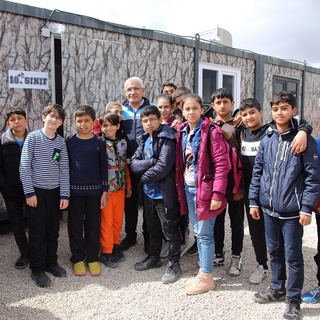 Kitapları enkaz altında kalan öğrencilere sınav seti hediye edildi