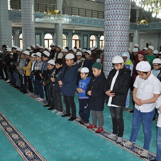 Namaz eğitimini başarıyla tamamlayan 200 çocuk şükür namazı kıldı