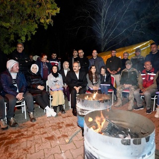 Bakan Özer, deprem bölgesinde YKS’ye hazırlanan öğrencilerle bir araya geldi