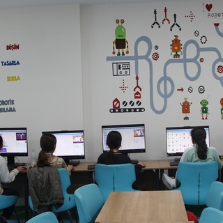 Cizreli çocuklar robotik kodlama ile kendi tasarladıkları oyunları oynuyorlar