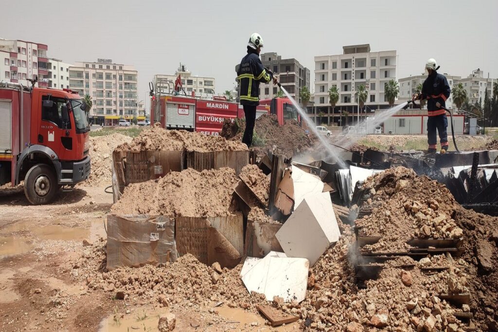 Nusaybin’de Park halindeki motosiklet alev alarak yandı