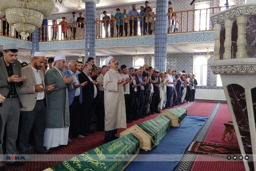 Yangında hayatını kaybeden Mardinli 4 gençten 3’ü toprağa verildi
