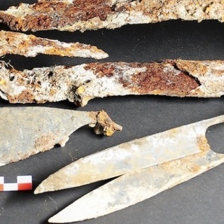 Almanya’da 2300 yıllık mezarda makas, ustura ve bükülmüş kılıç çıktı