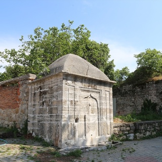Bir zamanlar Yeniçerilerin uğrak yeri olan hamam, kaderine terk mi edildi