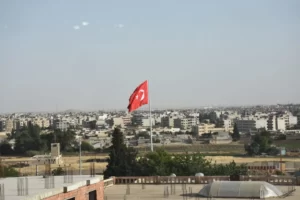 Nusaybin Kaymakamı Suriye Sınırına büyük bir Türk Bayrağı yaptırdı