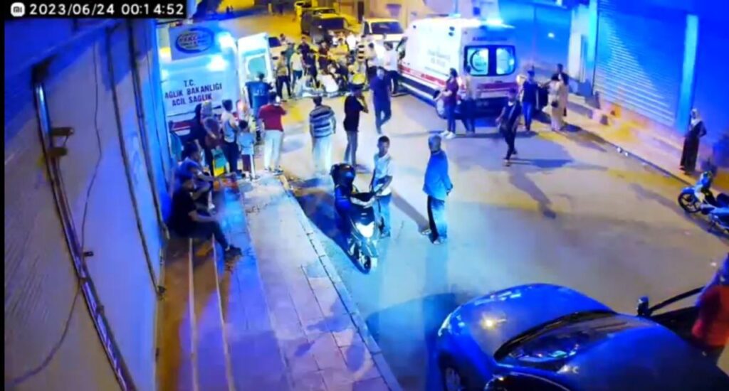 Nusaybin’de motosiklet yayaya çarpma anı güvenlik kamerasında 2 yaralı