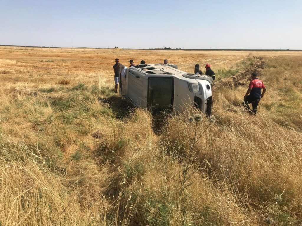 Nusaybin’de lastiği top atan araç takla attı; 3 yaralı