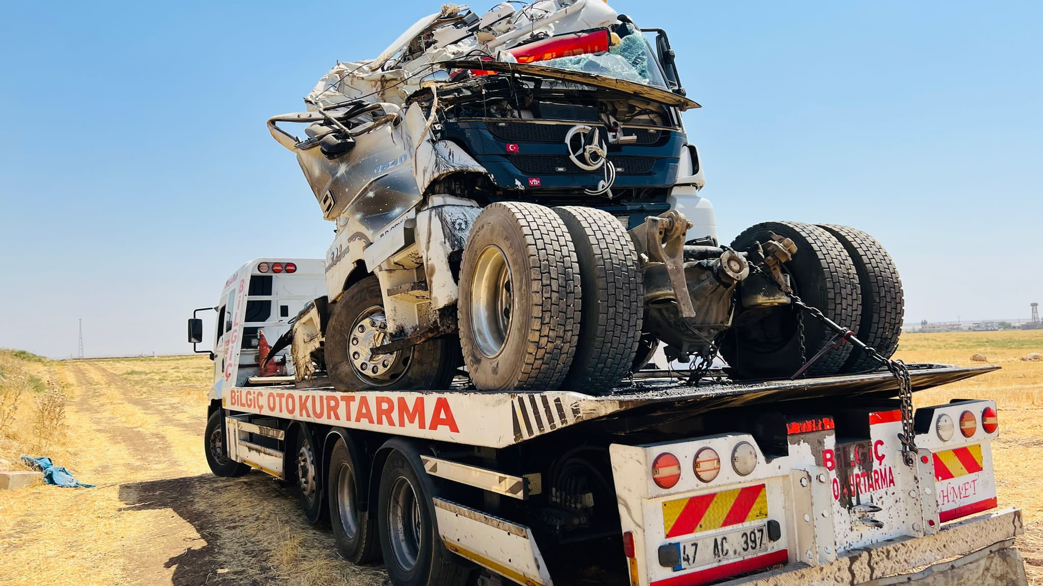 Mısır yüklü kamyon devrildi, 1 yaralı, Nusaybin Medya