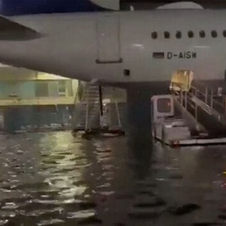 Frankfurt Havalimanı göle döndü!