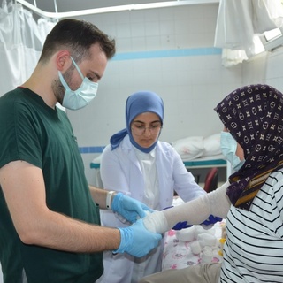 Lenfödem hastalığına yakalanan 72 yaşındaki hasta sağlığına kavuştu