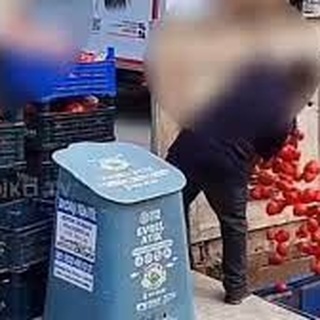Zincir Marketin Çalışanlarından Tepki Çeken Domates İsrafı