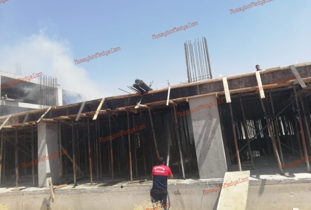 Nusaybin’de yeni yapılan evin tahta kalıplarında yangın çıktı