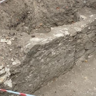Elektrik direği dikmek için kazdıkları çukurdan tarih fışkırdı