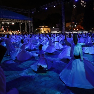 Sultanahmet’te 750 semazen aynı anda döndü