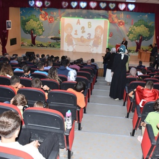 “Yaşadığımız bütün sorunların temelinde eğitimsizlik yatar”