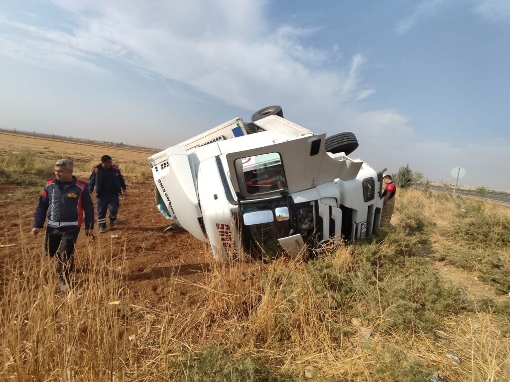 Nusaybin’de kaza yapan zeytinyağı yüklü TIR hurdaya döndü, sürücü hafif yaralandı