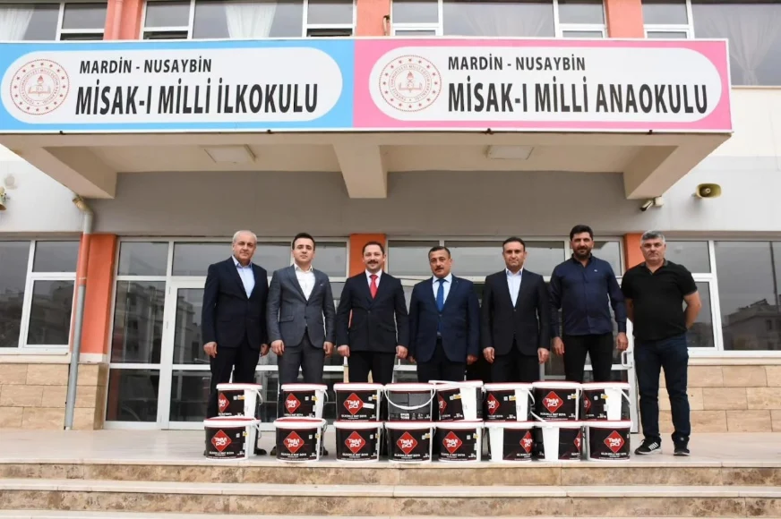 Nusaybin Belediyesinden okullara boya desteği