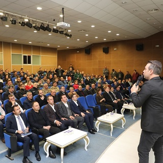 Bitlis’te kurum amirlerine yönelik beden dili ve sosyal medya semineri