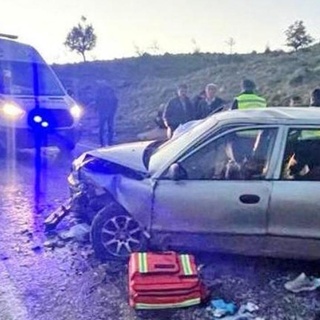 Manisa’da iki otomobil çarpıştı: 8 yaralı!