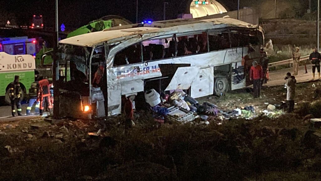 Bakanlık, 9 kişinin öldüğü otobüs kazasının “aşırı hız” kaynaklı olduğunu açıkladı