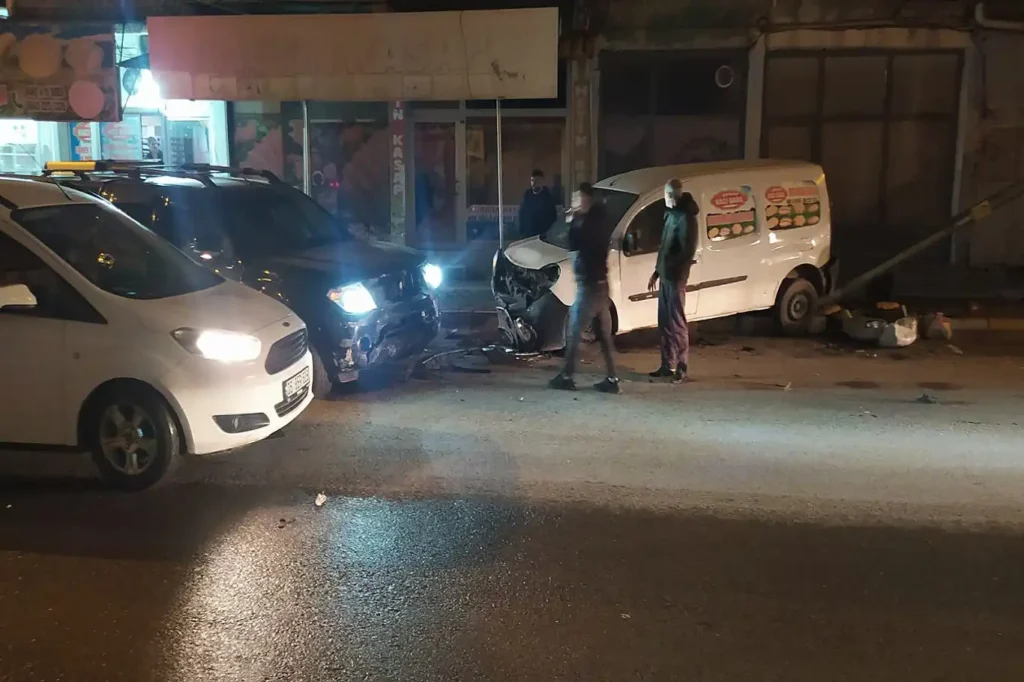 Nusaybin’de 3 araç kafa kafaya çarpıştıh
