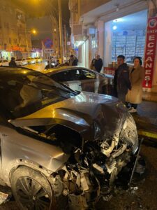 Nusaybin’de iki otomobil kafa kafaya çarpıştı