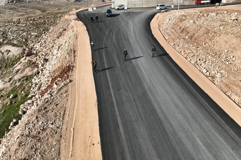 Artuklu’daki Dolunay Caddesinde asfalt serim çalışmaları