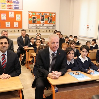 İstanbul Valisi Davut Gül karne dağıtımı törenine katıldı
